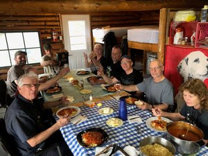 REPAS-MOMENT-BONHEUR-AUTOUR-DE-LA-TABLE